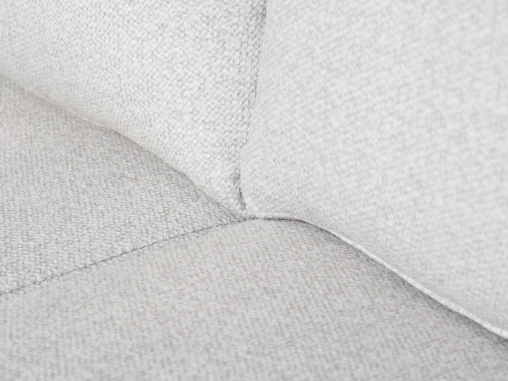 Detalle de asiento de sofa con textura de tela gris claro