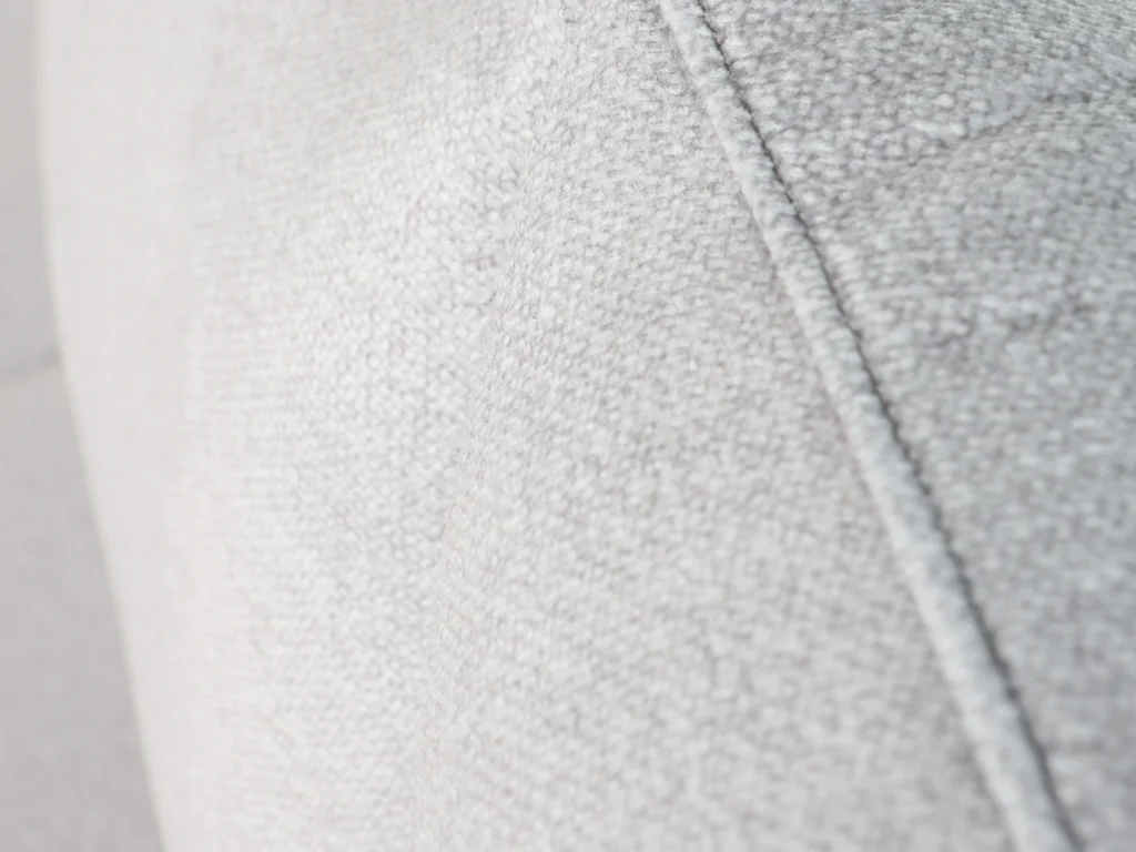 Detalle de la textura de un respaldo de tela de un mueble en color beige claro