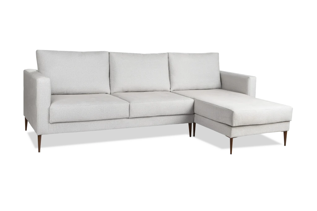 Sofa modular gris claro con chaise longue en esquina derecha