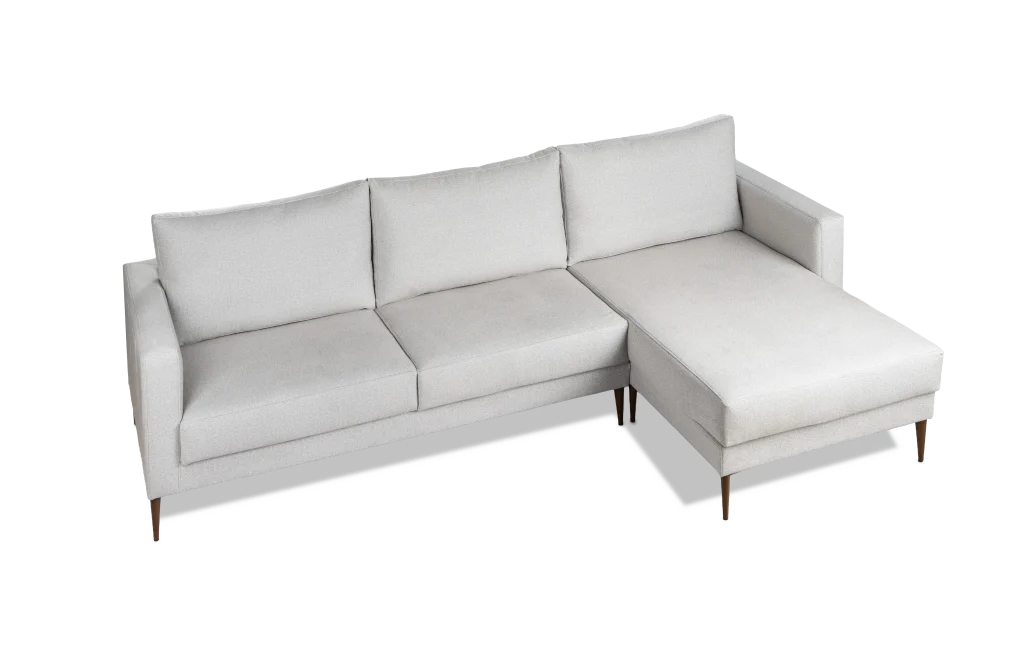 Sofa de lujo en forma de L con patas de madera y tapizado de tela gris claro