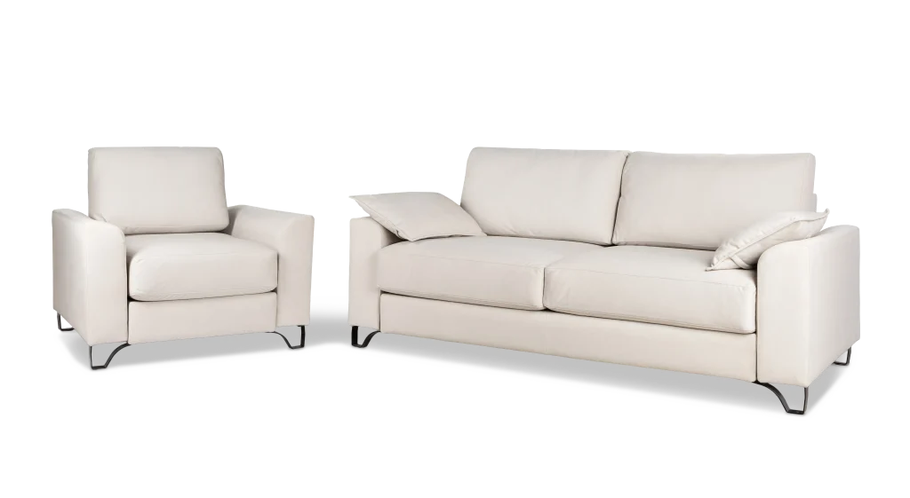 Imagen de un sofá de dos asientos y un sillón de color beige claro con patas de metal negro