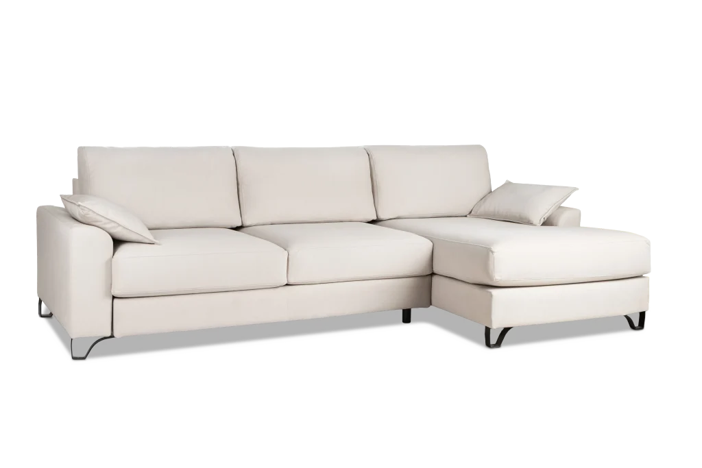 Sofa chaise longue blanca con patas metálicas y cojines