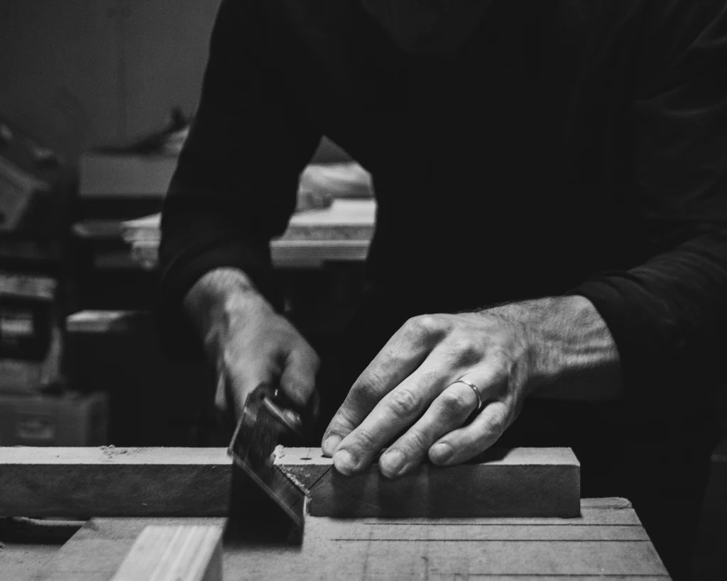 Un artesano trabajando con madera en un taller de carpintería tradicional